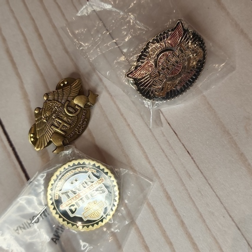 3 Harley Davidson pins‎